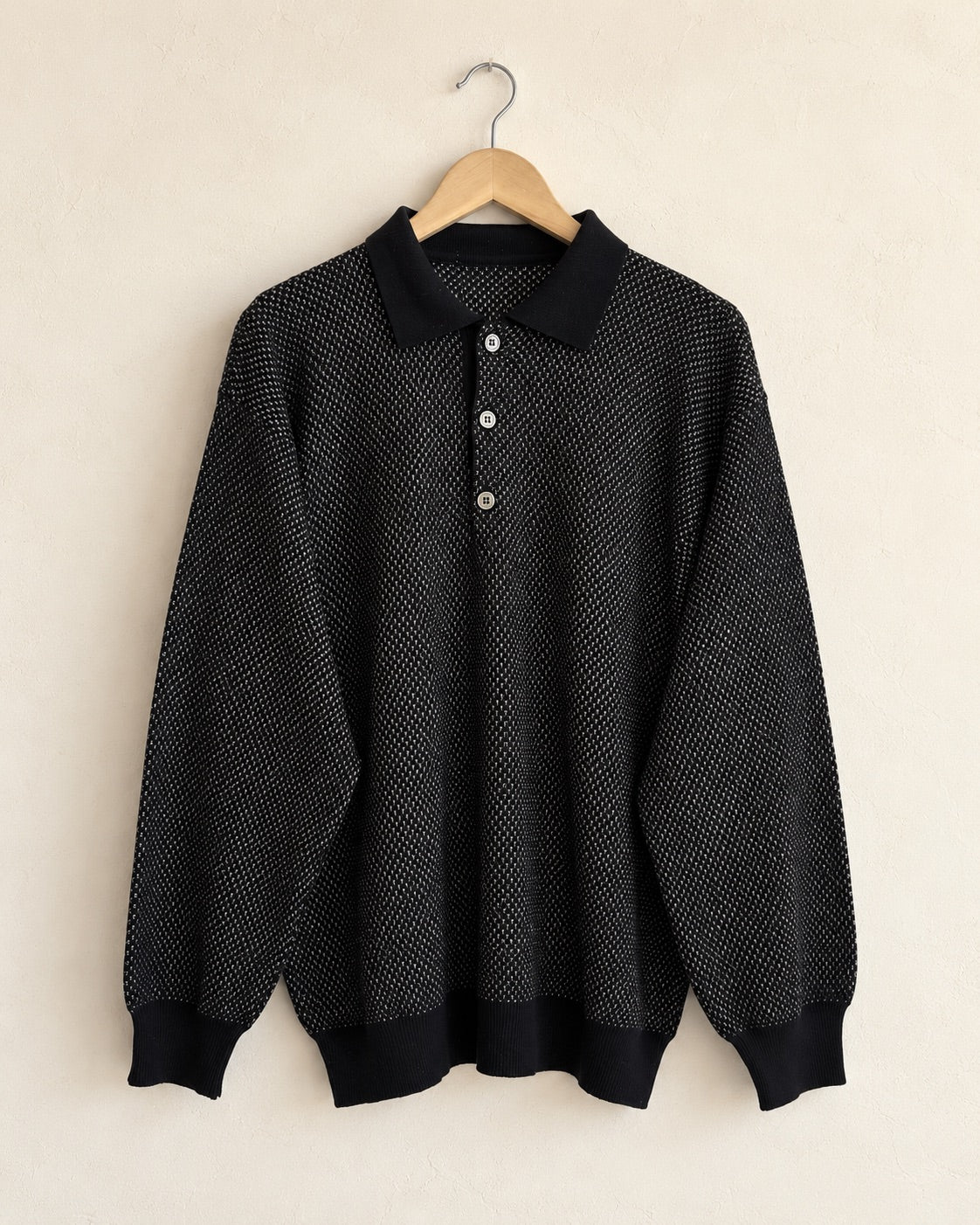 Black textured knit polo sweater (m/l)